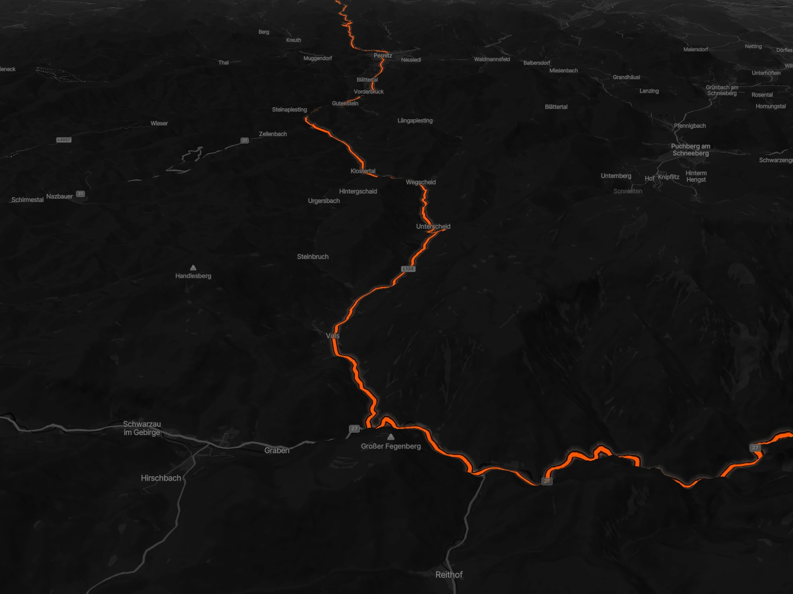 Dunkle Kartenansicht mit orange leuchtender Route durch die Berge