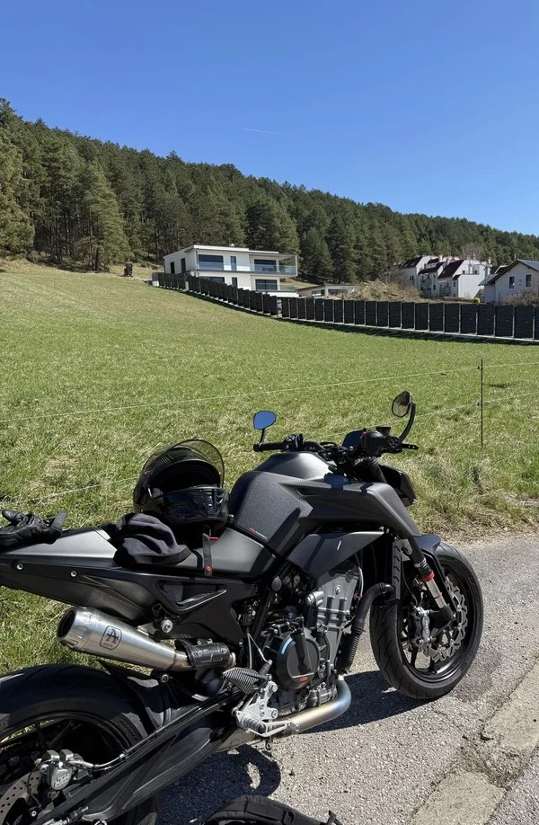 Motorrad am Waldrand